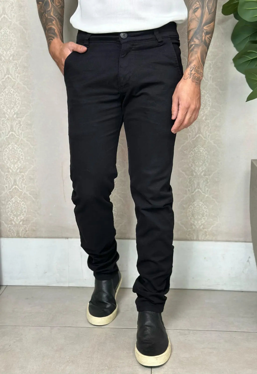 Tailored trousers in black twill with elastane.