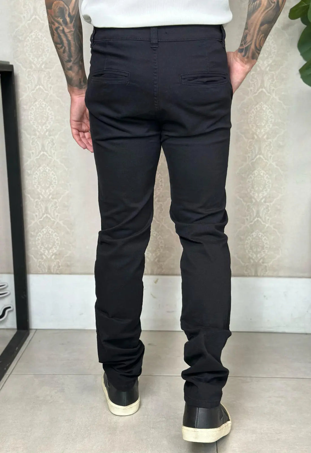 Tailored trousers in black twill with elastane.