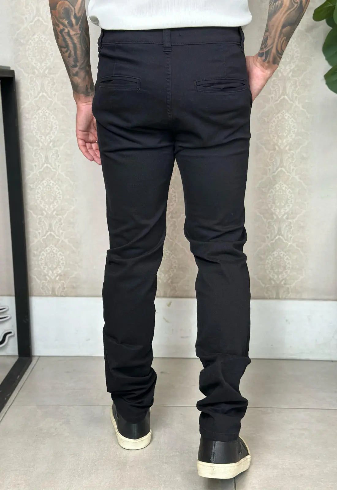 Tailored trousers in black twill with elastane.